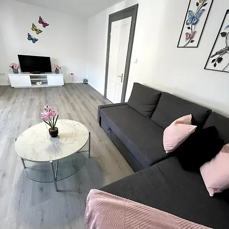 On The Rhine, Apartamento