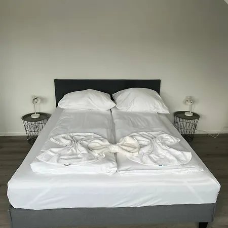 On The Rhine, Apartamento Colonia